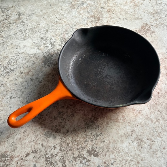 Le Creuset 7.5” Double Spout #20 Cast Iron Skillet - Picture 2 of 5